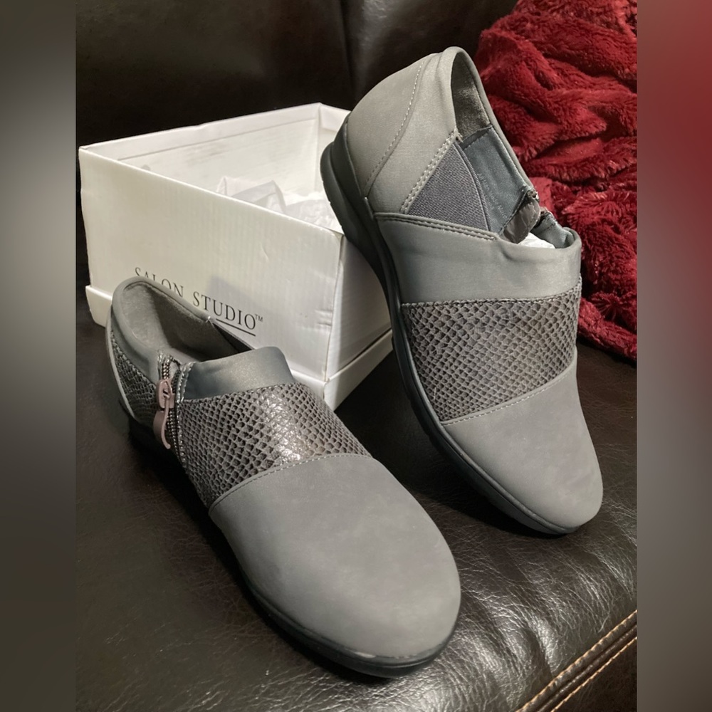 NIB - Salon Studio women’s size 6 shoe/low-cut booty in gray